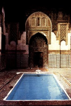 Fes Maroc Madrassa Sahrij cour ornee de zelliges